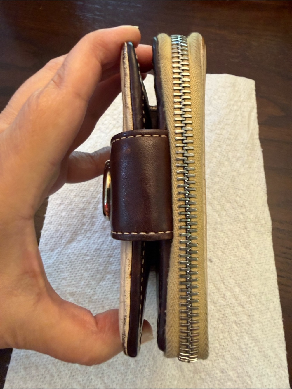 Vintage Dooney & Bourke
Donegal Crest Wallet Florentine & Pebble Leather - Picture 10 of 14